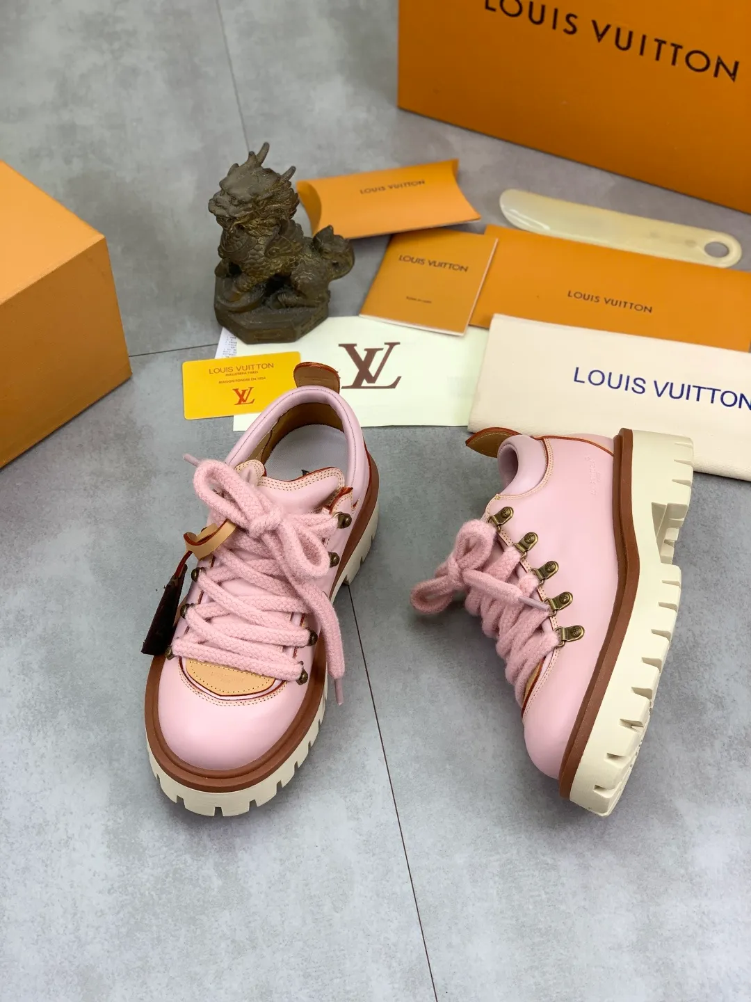 Men's shoes 💰P680 new LV | Louis Vuitton 🧡💚2025 autumn and winter new models, top version ⚠️ The counter features the latest LV REMIX lace-up mountaineering derby shoes, new hard goods 🆕 ❥BS purchasing level! Full of high-end feel! A popular model among bloggers at home and abroad, it’s retro and fashionable, and looks stunning on your feet! Mainly recommended models on the official website★ ━━━━━ ЅᏇєєt ━━━━━ ▪️Upper: top-grade first-layer cowhide ▪️Lining: imported sheepskin ▪️Outsole: original open-molded TPU non-slip outsole ▪️Sole height: 3.5cm ▪️Shoe size: Women 35-41 (41 customization is not returnable) Male 39-45 (46 customized, non-refundable)